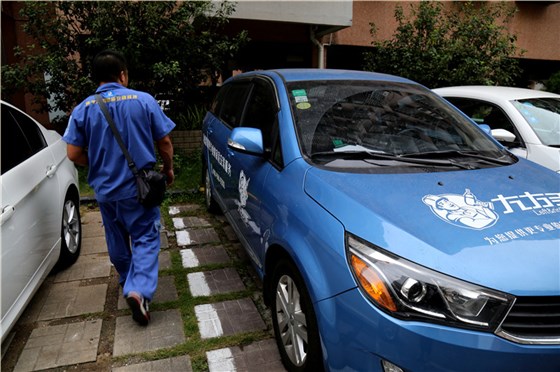 左右手家具安裝師傅完成一家的安裝后，馬不停蹄的趕往下一業(yè)主家