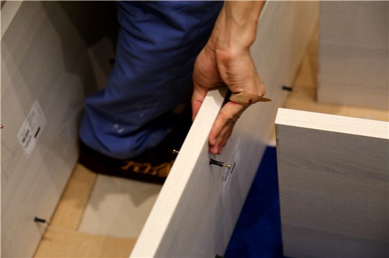 左右手家具安裝師傅為了保質(zhì)保量的完成用戶的托付，輕傷不下火線