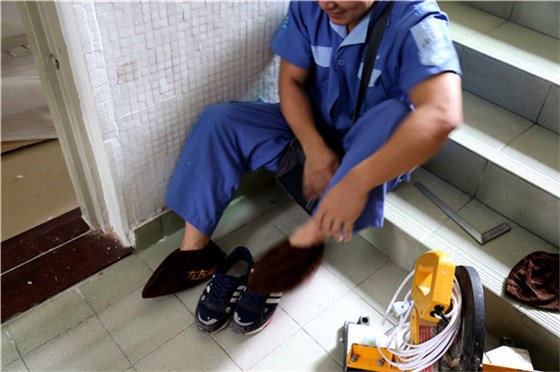 全程都帶著鞋套，以免弄臟客戶家的地板