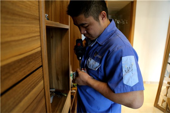 家具裝修完之后，左右手的師傅一次又一次的進(jìn)行調(diào)試，以免出現(xiàn)一點(diǎn)點(diǎn)誤差