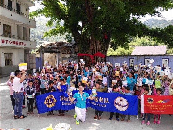 左右手領(lǐng)導(dǎo)與獅子會(huì)成員捐書(shū)現(xiàn)場(chǎng)