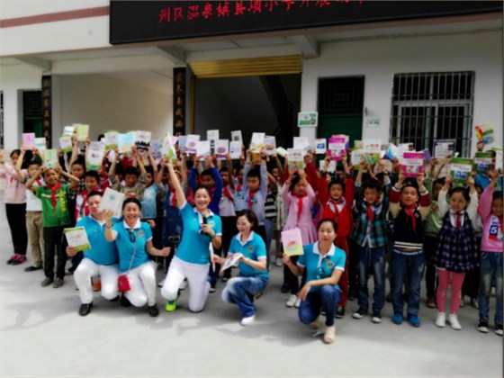 左右手領(lǐng)導(dǎo)與獅子會(huì)成員捐書(shū)現(xiàn)場(chǎng)