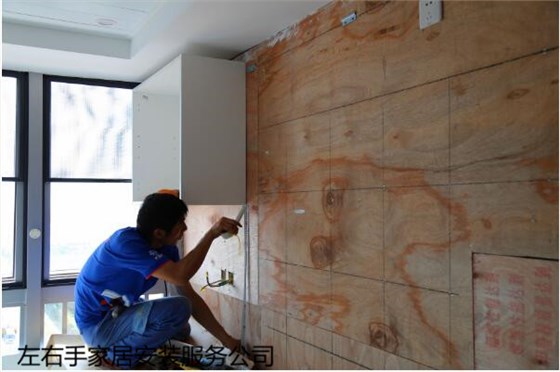 櫥柜安裝師傅正在檢查吊柜 櫥柜安裝師傅正在檢查吊柜