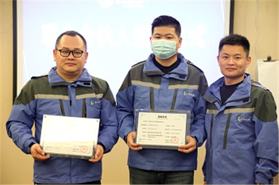 為周總（左），王總（中）頒發(fā)左右手股權(quán)證書