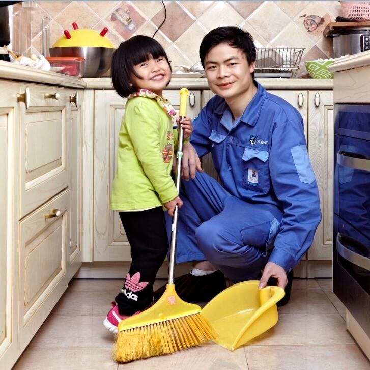 家具安裝完成后，和&ldquo;小業(yè)主&rdquo;一起清理垃圾