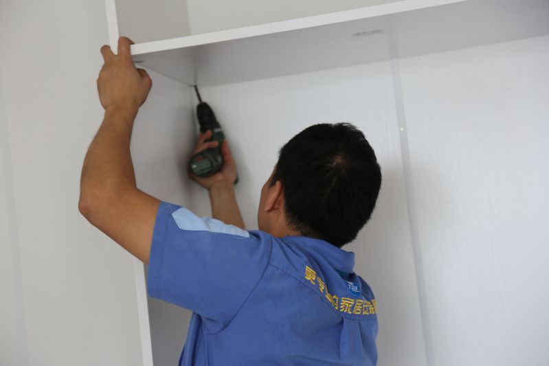 為這樣的左右手安裝師傅點(diǎn)贊，你服嗎？