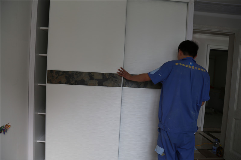 實(shí)木衣柜安裝結(jié)束，氣味很大怎么辦？ 聽左右手家居安裝師傅支招