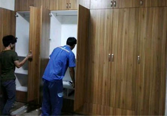 左右手家具安裝按照標(biāo)準(zhǔn)完成家具安裝，和業(yè)主一起驗(yàn)收。