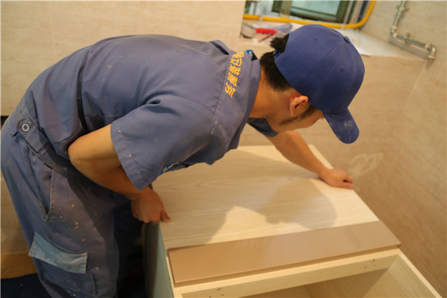 左右手家居安裝師傅教你家具修補(bǔ)小問題，自己動(dòng)手輕松解決