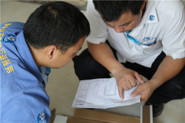 家具維修現(xiàn)場，家具維修工與管理者正在探討維修問題