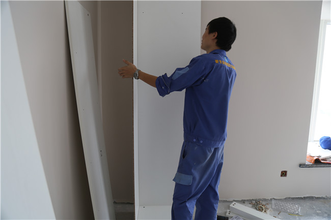 左右手家具安裝師傅的經(jīng)驗之談，整體櫥柜應(yīng)該這樣裝