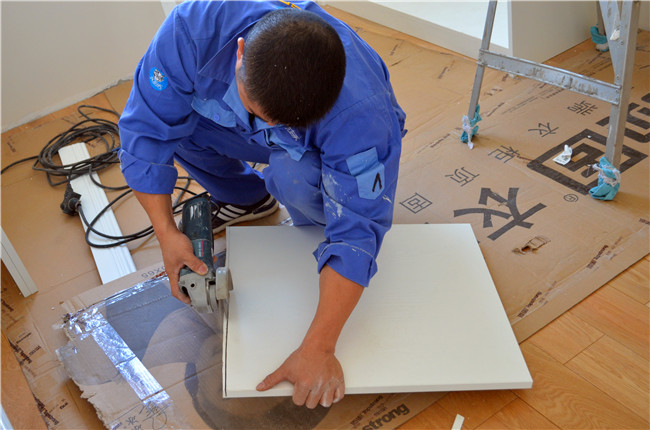 家具修補師傅正在現(xiàn)場進(jìn)行柜板處理