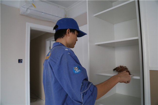 是先安裝定制衣柜還是先安裝踢腳線？