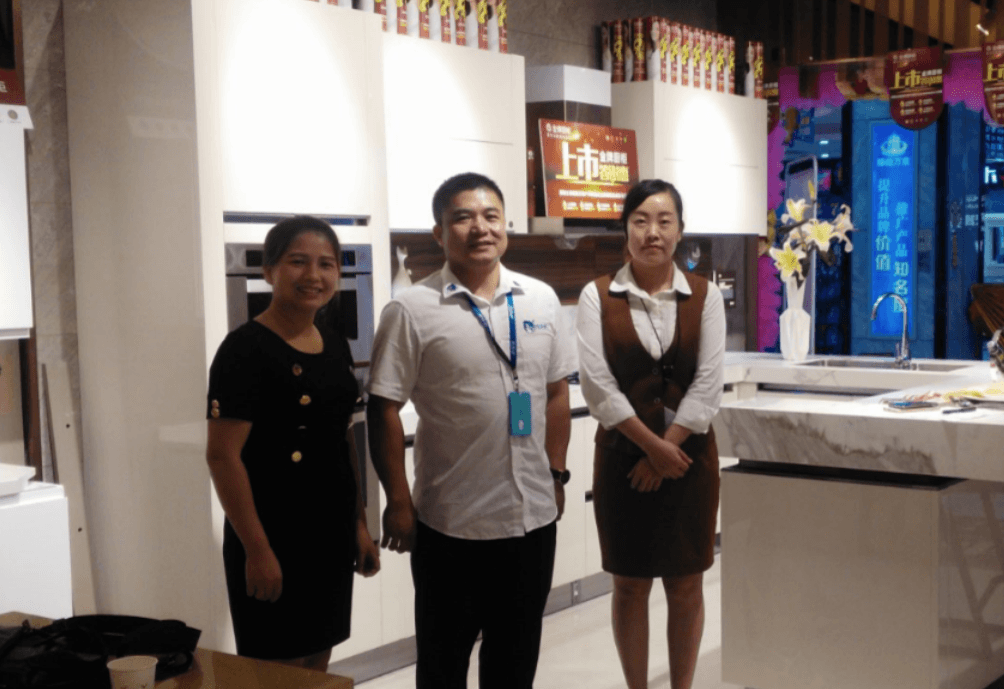 左右手合作品牌衣柜、櫥柜新店樣板驗(yàn)收