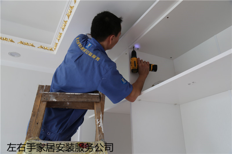 左右手衣柜安裝師傅正在進(jìn)行衣柜安裝 左右手衣柜安裝師傅正在進(jìn)行衣柜安裝