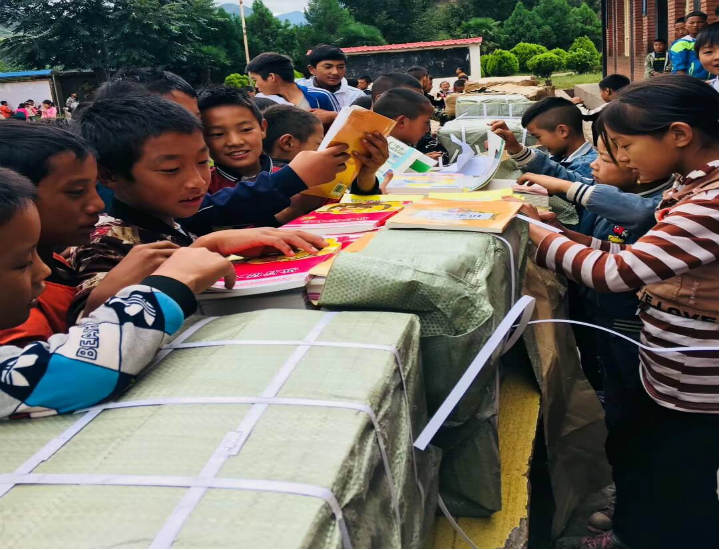 知識(shí)改變命運(yùn)-左右手情系涼山，讓愛飛揚(yáng)