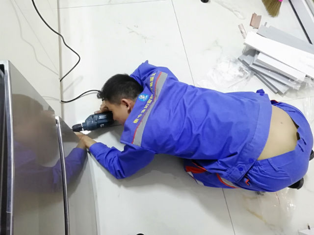 每一次安裝服務(wù)背后，都是安裝師傅們無(wú)數(shù)次的跪地而行