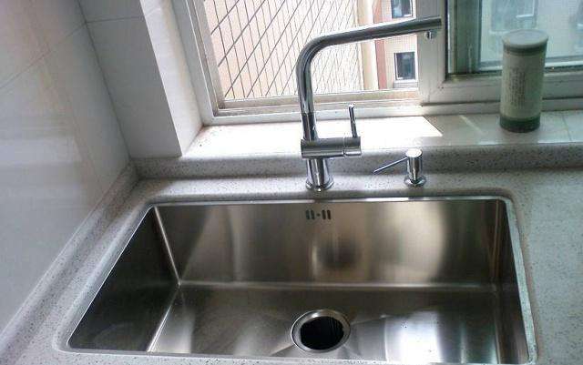 櫥柜水槽尺寸和深度該怎么選擇呢？不同材質的櫥柜水槽選擇不一樣