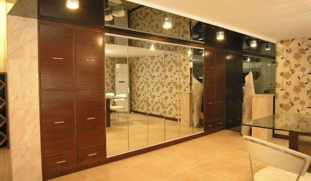 定制衣柜鏡子正確安裝流程，安裝過(guò)程分幾步進(jìn)行