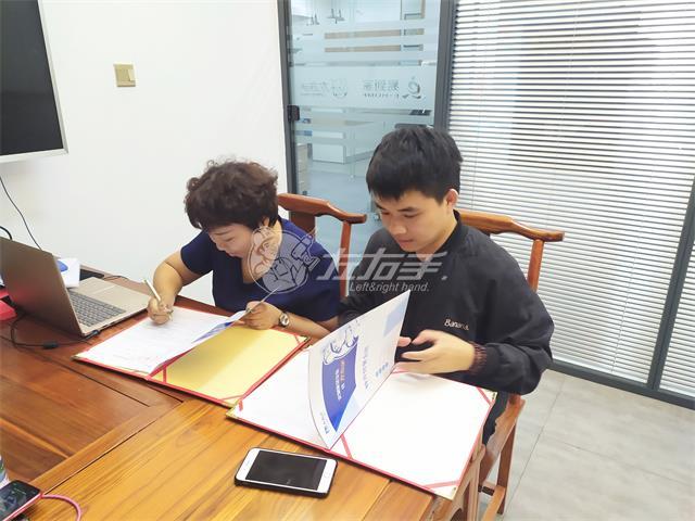 他是一個90后設(shè)計師，也是左右手第51家城市服務(wù)商