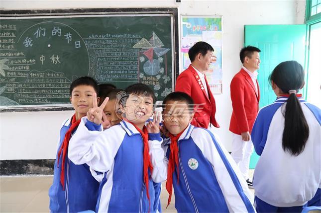 與智者為伍，與善者同行—左右手創(chuàng)始人南雄助學(xué)之行