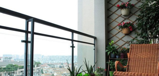 【伸縮晾衣架安裝】安裝一個(gè)伸縮式陽(yáng)臺(tái)晾衣架好不好呢？