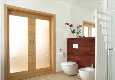 浴室玻璃門安裝：衛(wèi)生間門怎么選？全木門和半玻璃門有何區(qū)別？