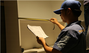 安裝師傅進行衣柜安裝量尺 安裝師傅進行衣柜安裝量尺