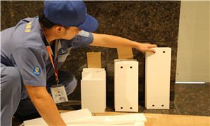 衣柜安裝師傅進行板件擺放 衣柜安裝師傅進行板件擺放