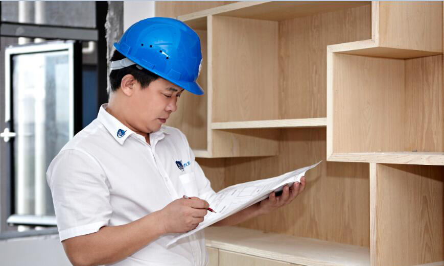 安裝工人對衣柜進行驗收工作 安裝工人對衣柜進行驗收工作
